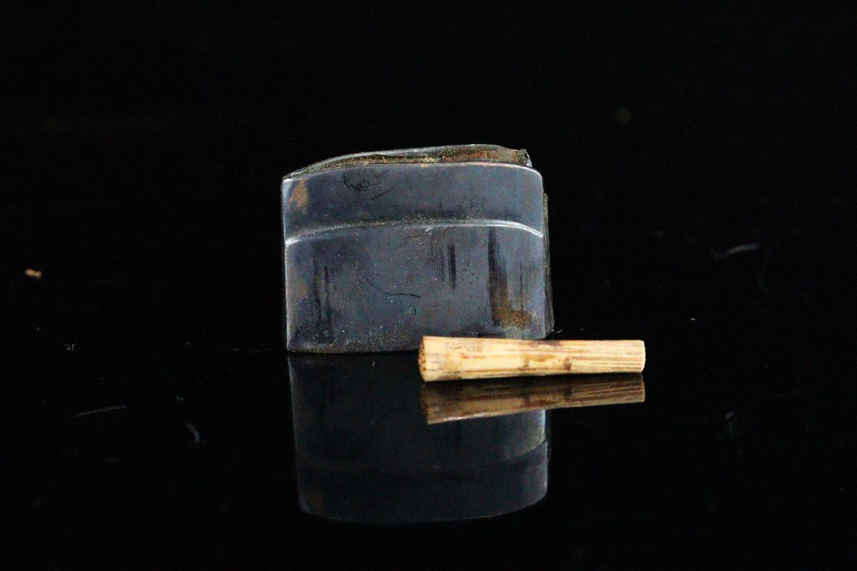 [ASAHI] времена доспехи короткий меч экстерьер металлический земля . голова . кожаная оплетка рисунок глаз . flat дешево замок ..... круг форма гарда меча чёрный краска ножны шедевр реквизит имеется .[71184wt]