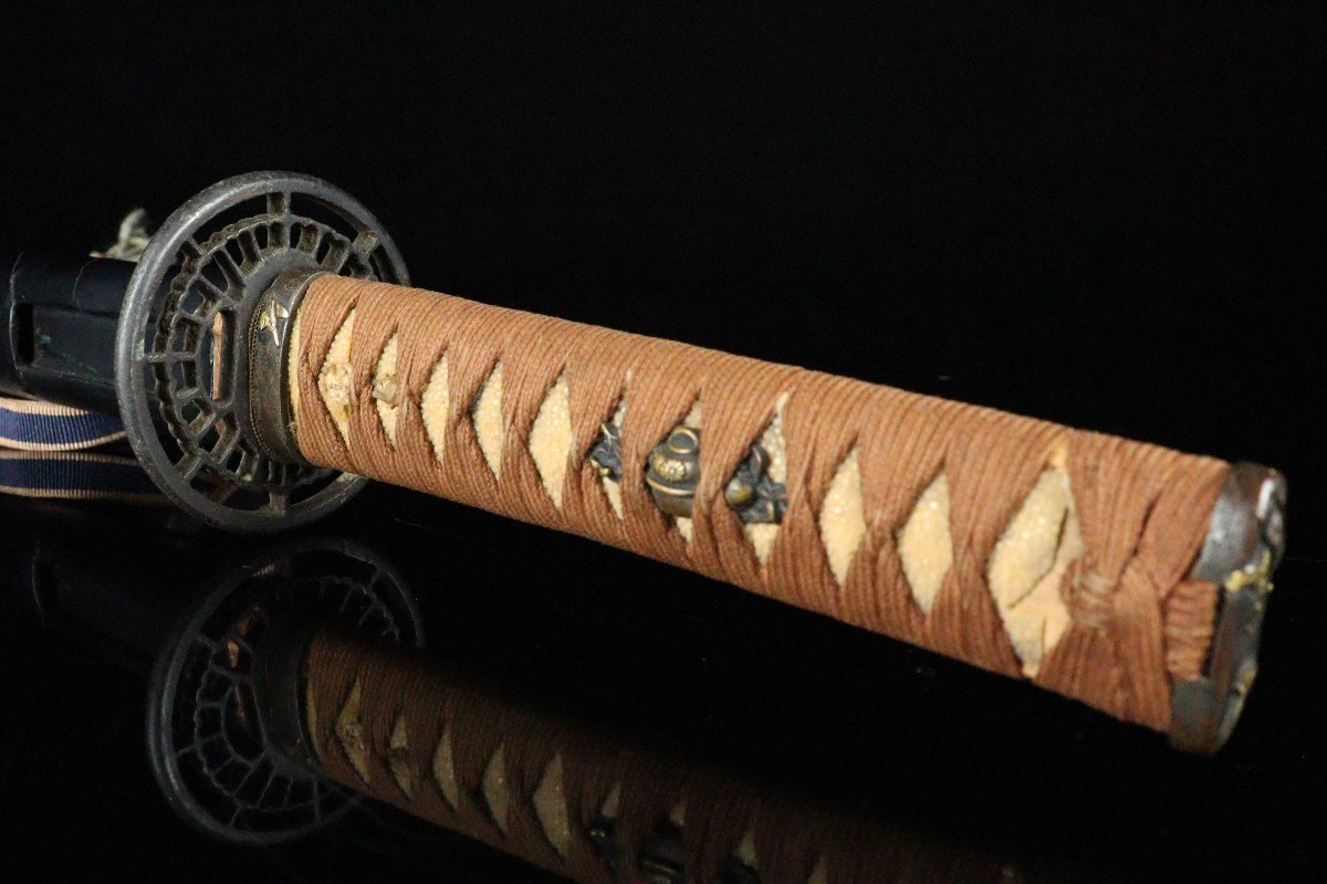 [ASAHI] времена доспехи короткий меч . чёрный краска ножны . кожаная оплетка рисунок золотой ... голова глаз . металлический земля ... гарда меча реквизит меч принадлежности [71182qp]