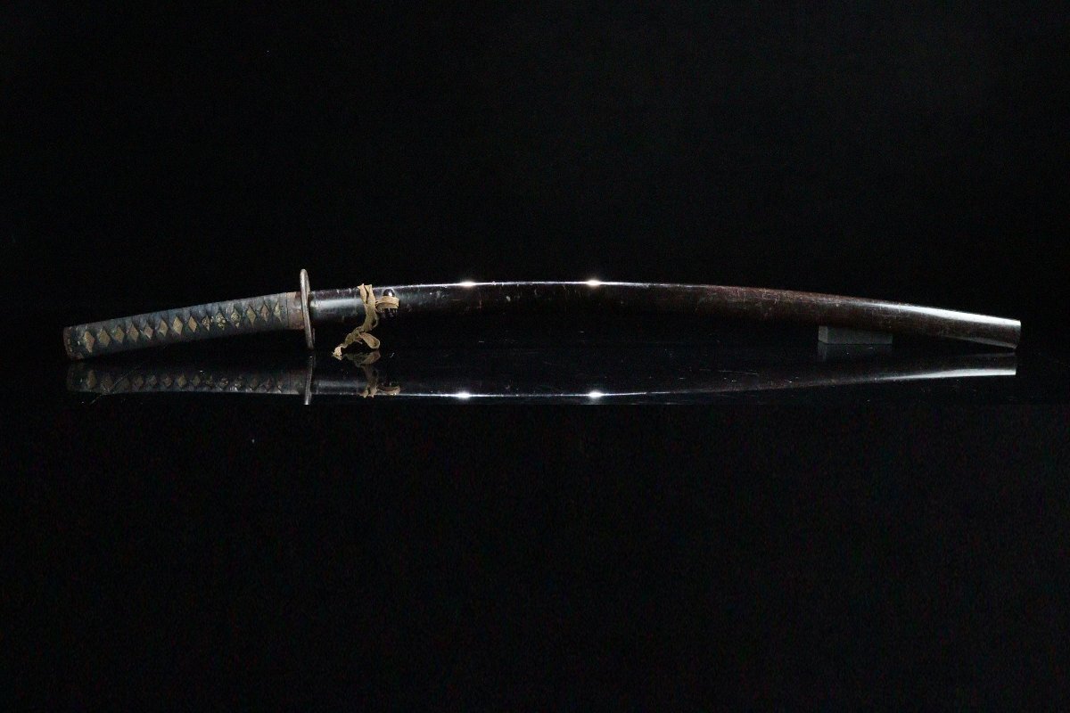 [ASAHI] времена доспехи короткий меч экстерьер металлический земля . голова . кожаная оплетка рисунок глаз . flat дешево замок ..... круг форма гарда меча чёрный краска ножны шедевр реквизит имеется .[71184wt]