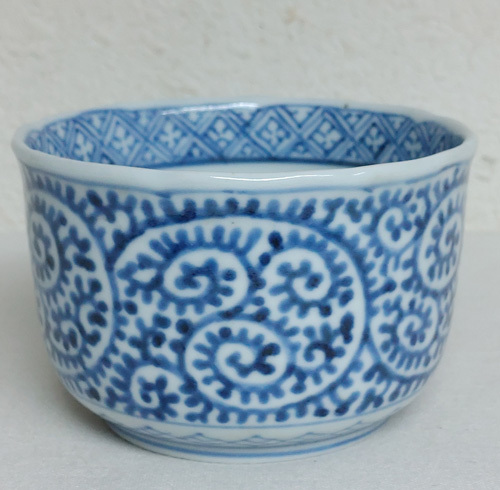 Edo период старый Imari белый фарфор с синим рисунком . старый форма . Tang ... колесо цветок соба чашка саке большой .. чашка саке sake чашечка для сакэ посуда для сакэ осмотр чайная посуда sake чашечка для сакэ старый Kutani посуда для сакэ первый период Imari