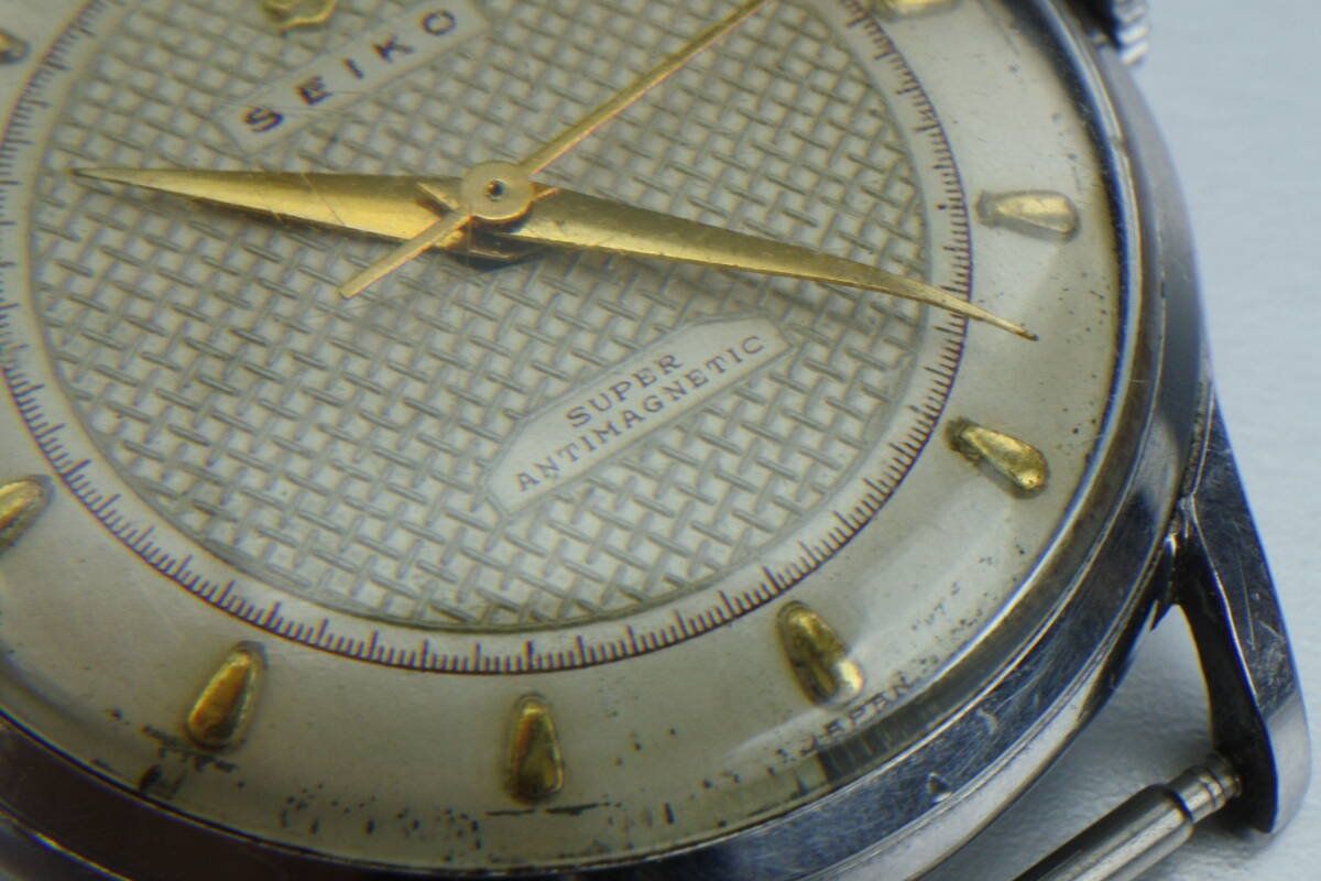 赤機械当時高級機☆1956年製　　SEIKO （SEIKOSHA）SUPER１５石　変わり文字盤　赤機械　手巻紳士腕時計　不動品　OH必要_画像9