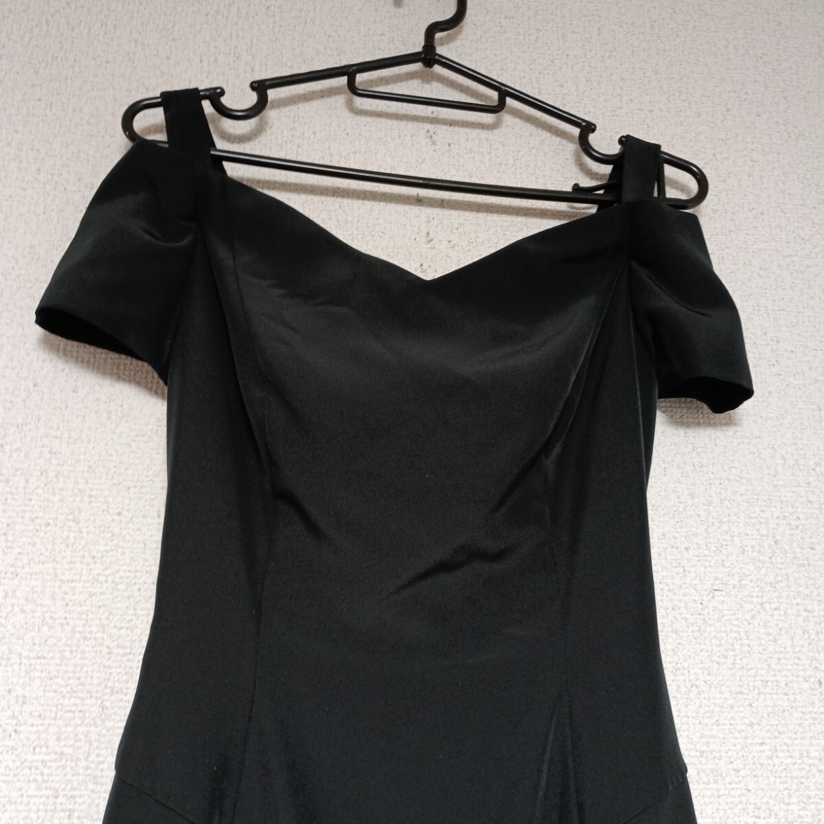 美品☆DressBlack☆オフショルダーデザインロングワンピース ブラック 黒 BLK ワンショルダー ブラック系_画像2
