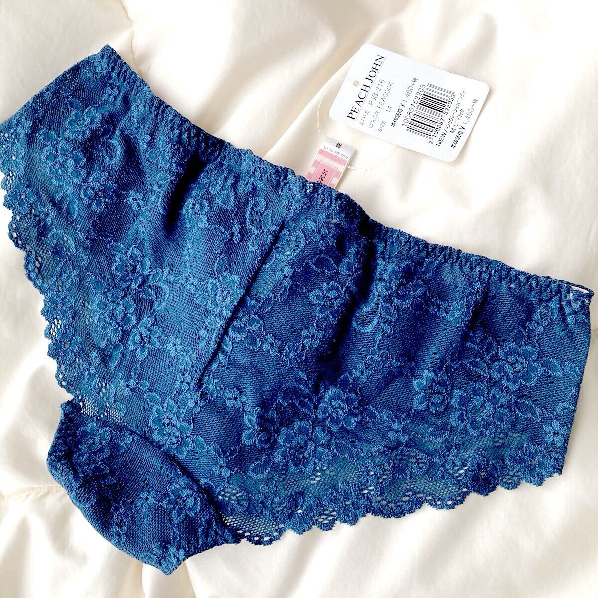 新品タグ付き ピーチジョン ショーツM ガーリー系ネイビー色 小花レース ヒップハング ローライズ 履きこみ浅め 内側ロゴ入りピンク色ゴム_画像3