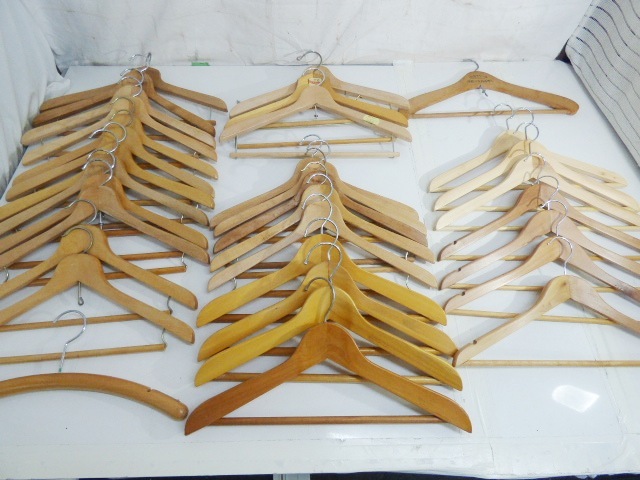 む612●木製ハンガー大量●30点以上/洋服掛け/パンツハンガー/インテリア/詳細写真複数あり_画像1