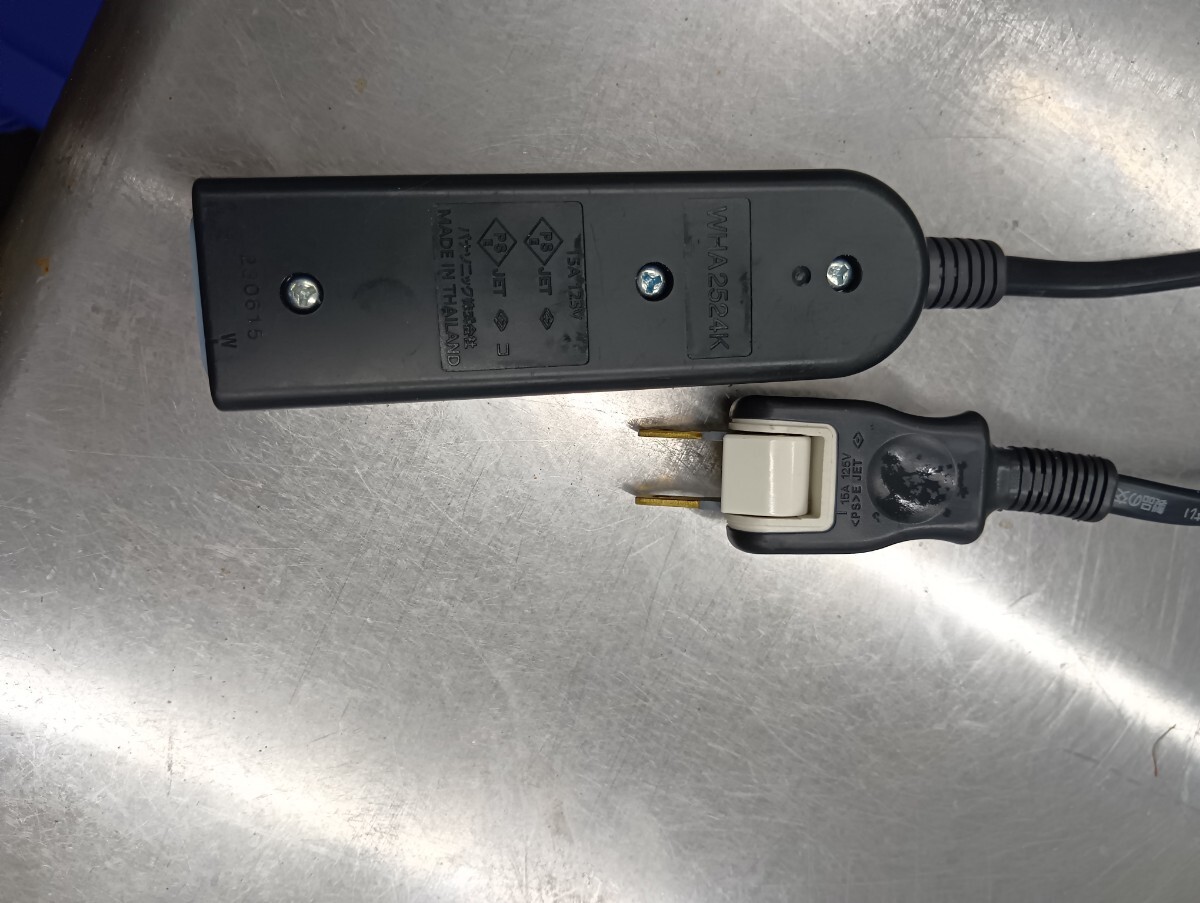 パナソニックの電源タップ「ザ・タップX」です。一時的な水しぶき・ホコリの侵入をガードする「防水扉」付きです。送料無料_画像3