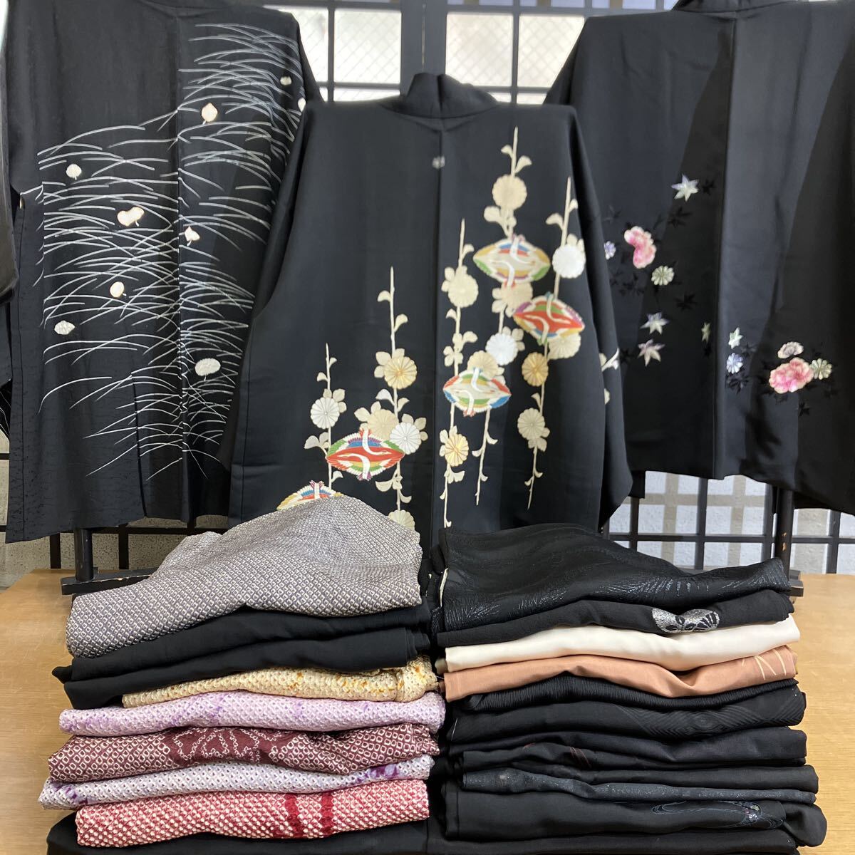 一右衛門No 2570 羽織 25枚まとめ売り 黒羽織 縫い取り 金通し 総絞り 刺繍 京友禅 正絹着物 大量まとめ売り大処分_画像1