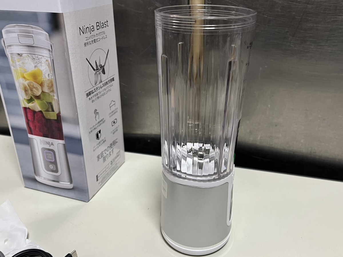 ○ NINJA BLAST コードレスミキサー BC151J WH 取説元箱付属 USB充電 530ml ジューサー ほぼ未使用品 ④_画像4
