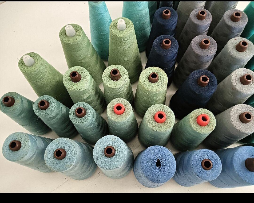 【25*11008】◆青・緑・グレー系の工業用ロック糸42本おまとめ売り◆ハンドメイド◆人気色出品◆中古品_画像5