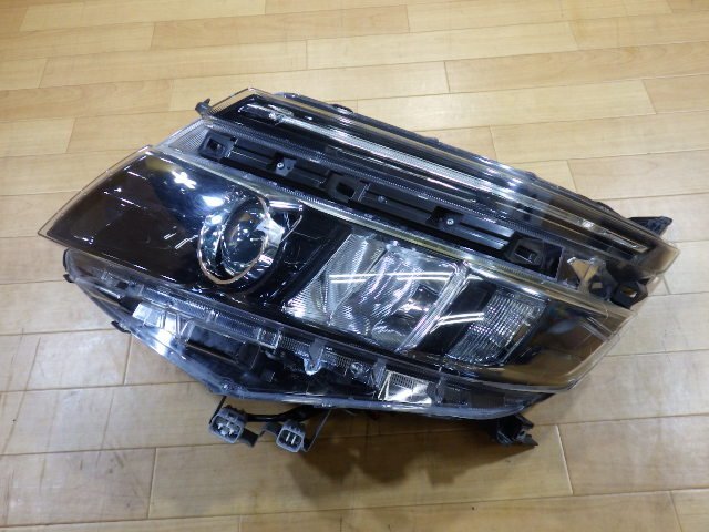 トヨタ ZRR80 ZWR80 ZZR85 ヴォクシー 前期 純正 左ヘッドライト 左ライト 左側 ヘッドランプ ランプ 中古 １個_画像1