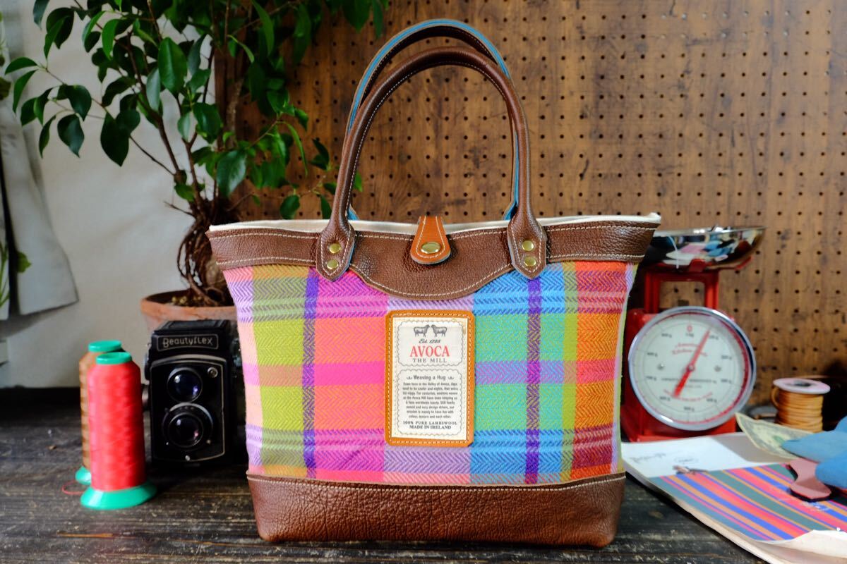 ◆AVOCA マルチシュリンク牛革トートバッグ　大容量ポケット　ハリスツイード好きに　日本製帆布ハンドメイドブラウンクリスマス秋冬_画像1