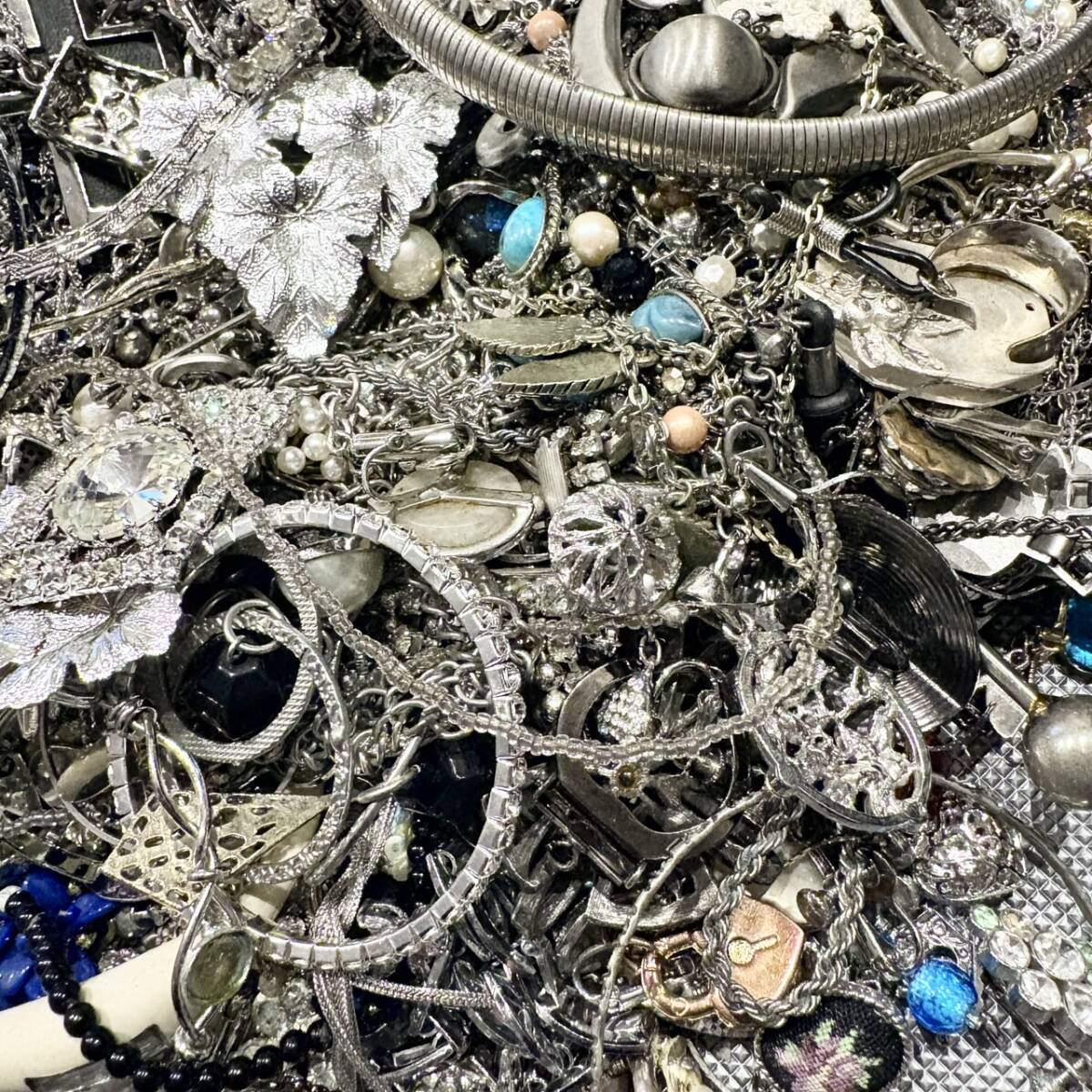 1円から 1123 シルバー アクセサリー 大量 まとめ 総重量5キロ以上 5303g ネックレス ペンダント イヤリング リング ピアス ブローチ 等_画像3