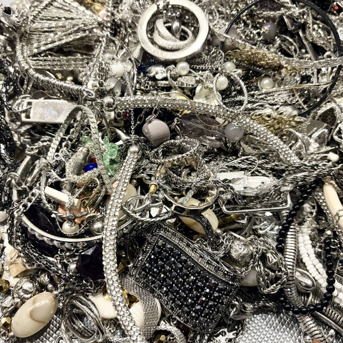 1円から 1123 シルバー アクセサリー 大量 まとめ 総重量5キロ以上 5303g ネックレス ペンダント イヤリング リング ピアス ブローチ 等_画像6