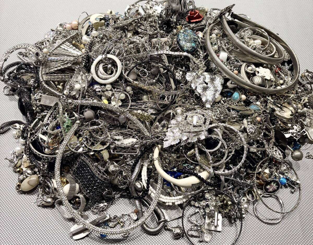 1円から 1123 シルバー アクセサリー 大量 まとめ 総重量5キロ以上 5303g ネックレス ペンダント イヤリング リング ピアス ブローチ 等_画像1