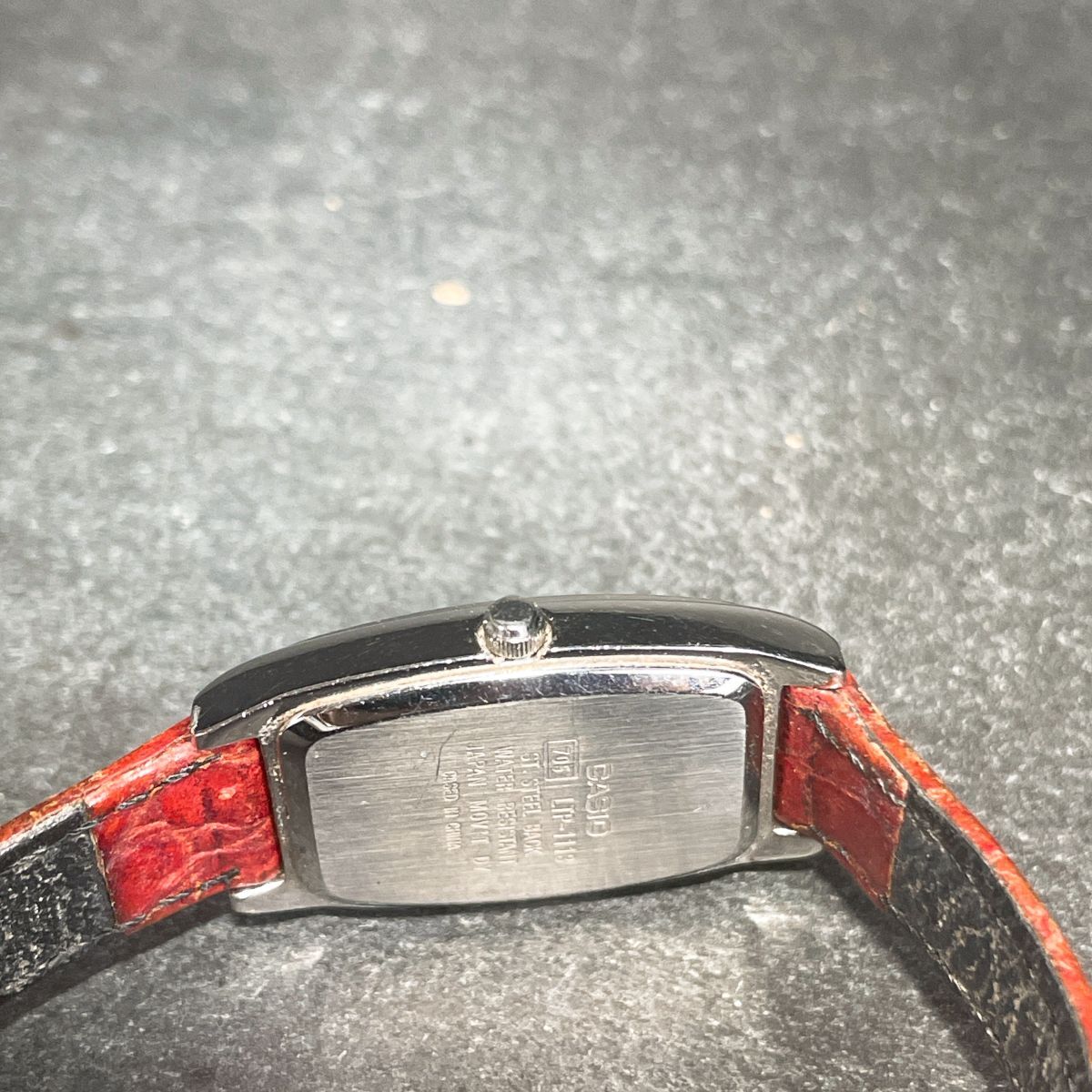 美品 CASIO カシオ LTP-1113 腕時計 アナログ クオーツ 3針 ホワイト文字盤 レザーバンド レッド シルバー 新品電池交換済み 動作確認済み_画像6