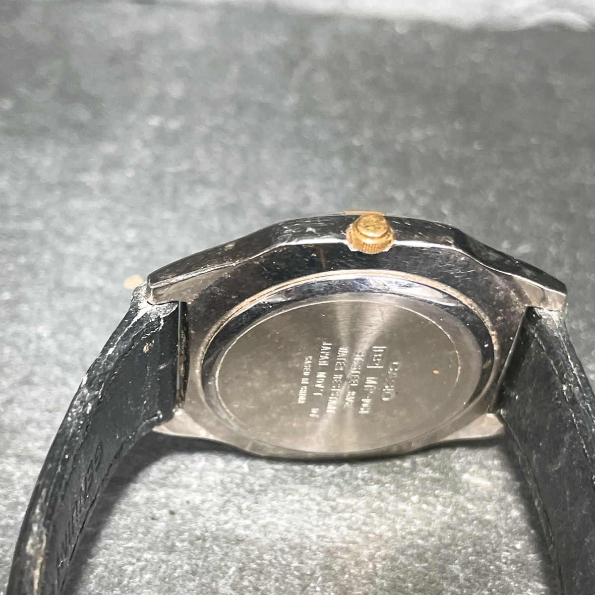 美品 CASIO カシオ MTP-1061 腕時計 アナログ クオーツ 3針 ゴールド文字盤 レザーバンド ブラック ラウンド ステンレス 新品電池交換済み_画像6