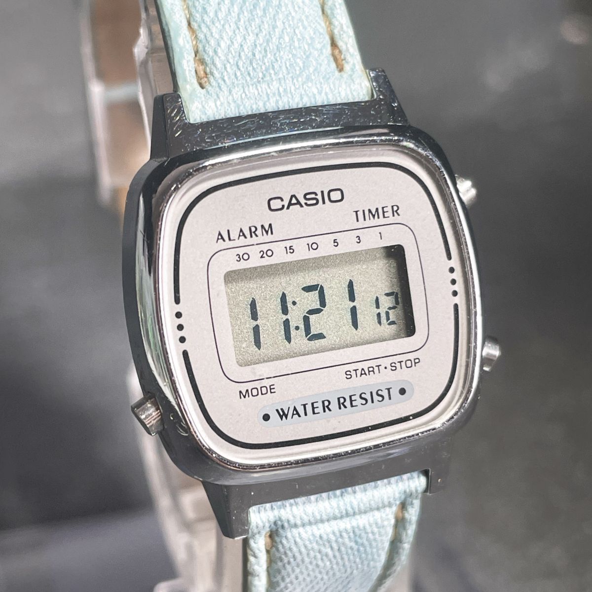 美品 CASIO カシオ LA670W 腕時計 デジタル クオーツ カレンダー スクエア グレー レザーバンド ブルー 新品電池交換済み 動作確認済み_画像2
