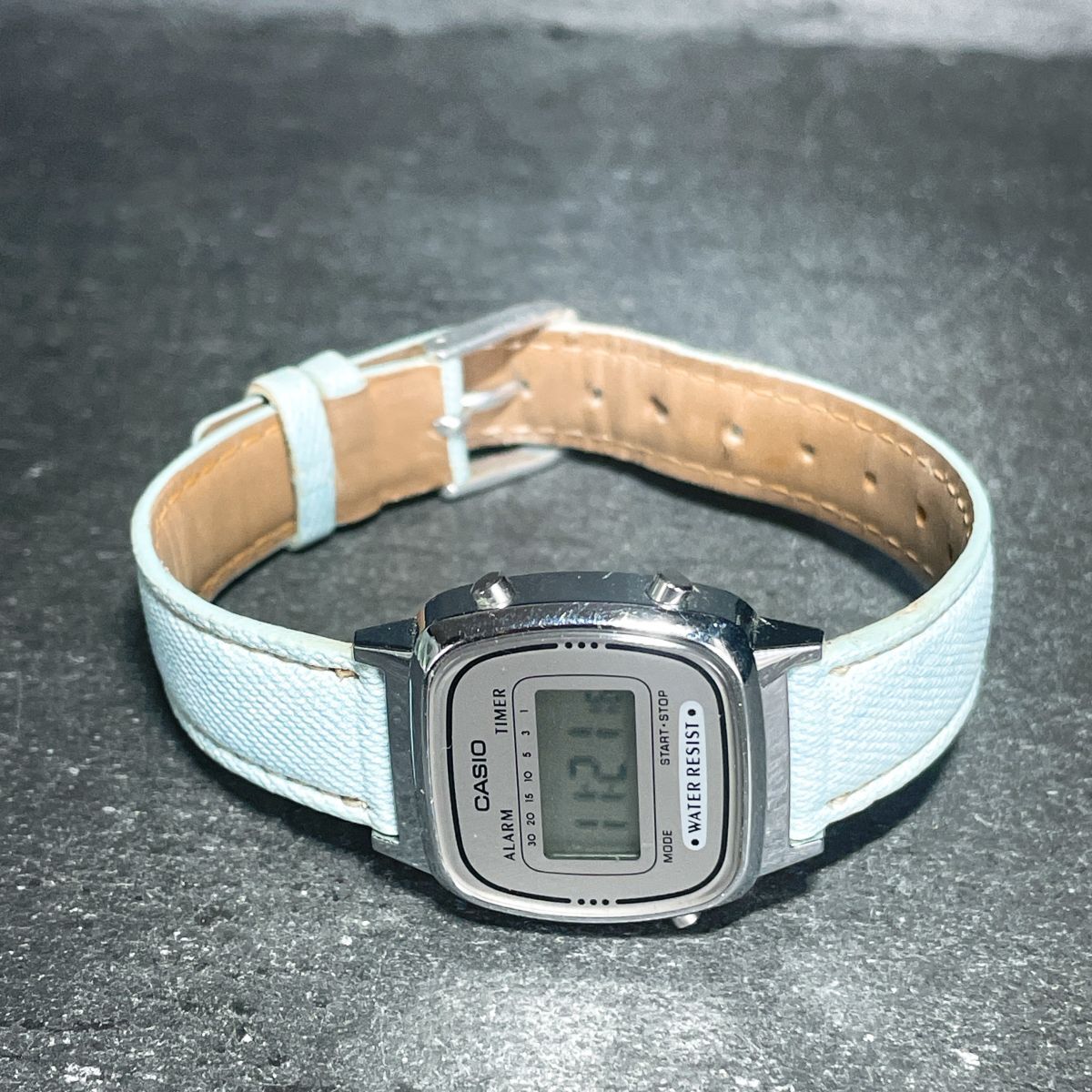 美品 CASIO カシオ LA670W 腕時計 デジタル クオーツ カレンダー スクエア グレー レザーバンド ブルー 新品電池交換済み 動作確認済み_画像4