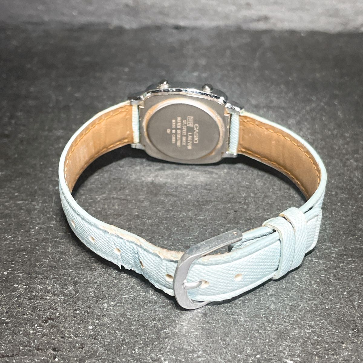 美品 CASIO カシオ LA670W 腕時計 デジタル クオーツ カレンダー スクエア グレー レザーバンド ブルー 新品電池交換済み 動作確認済み_画像5