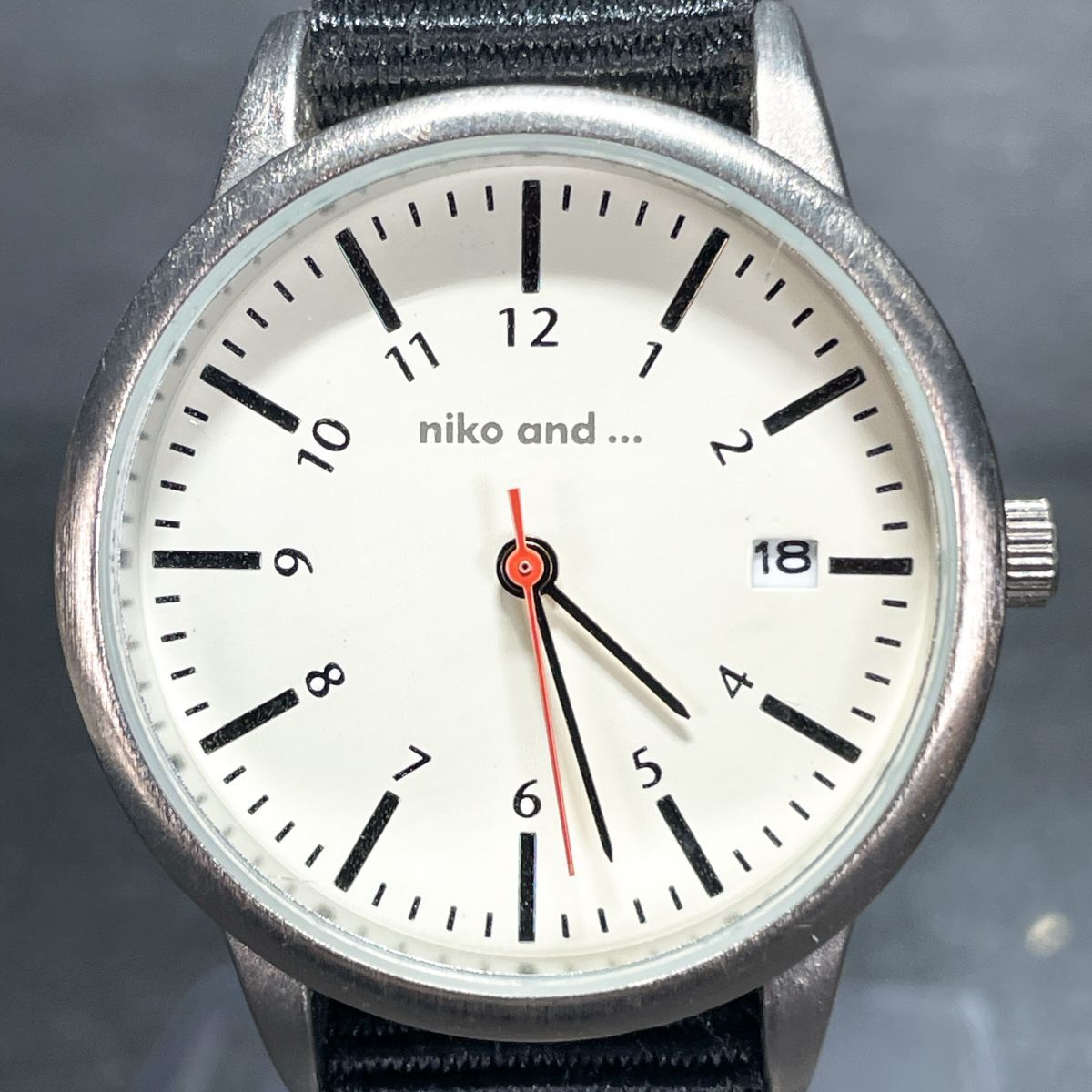 美品 niko and ... ニコアンド 腕時計 アナログ クオーツ 3針 カレンダー ホワイト文字盤 ナイロンベルト 新品電池交換済み 動作確認済み_画像1