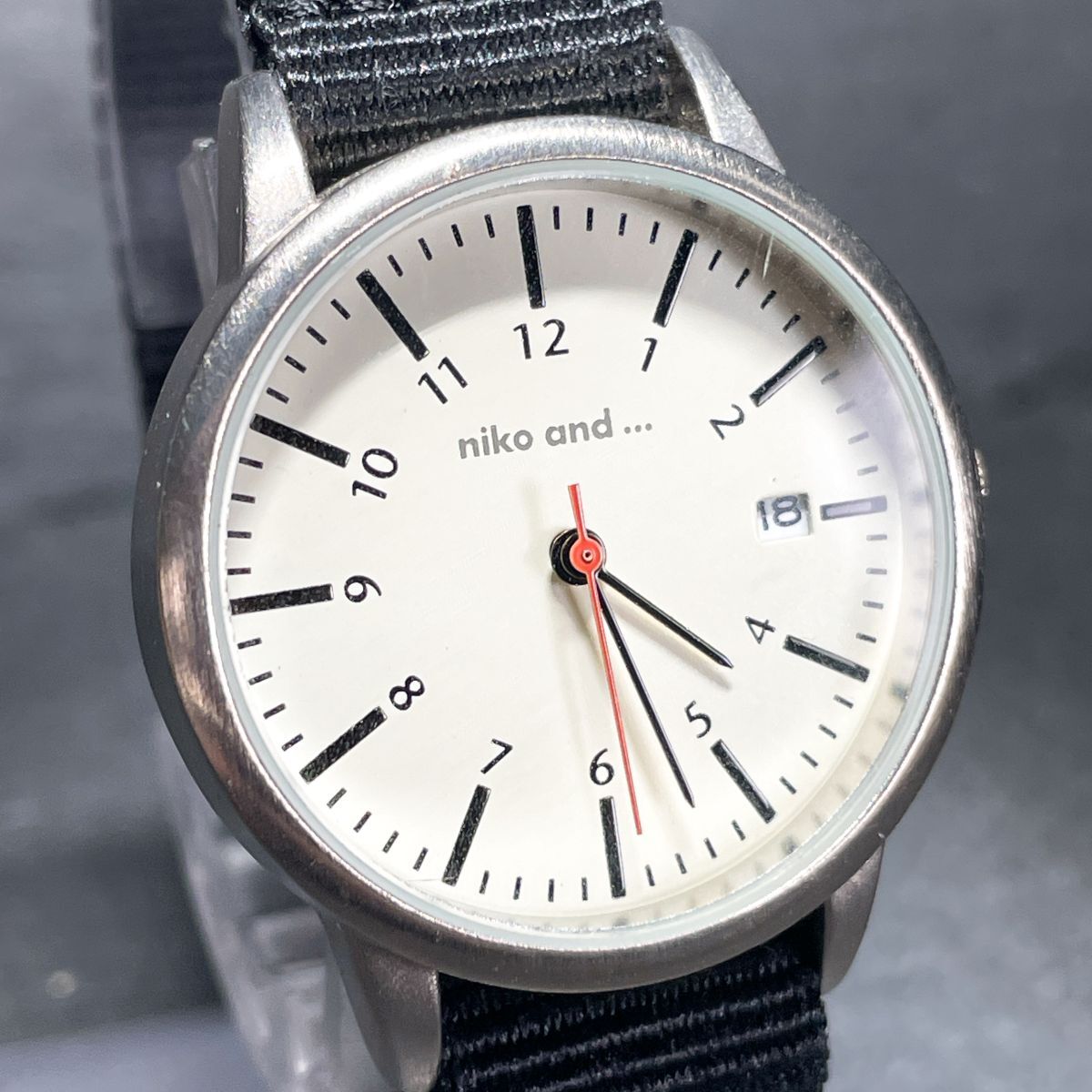 美品 niko and ... ニコアンド 腕時計 アナログ クオーツ 3針 カレンダー ホワイト文字盤 ナイロンベルト 新品電池交換済み 動作確認済み_画像2