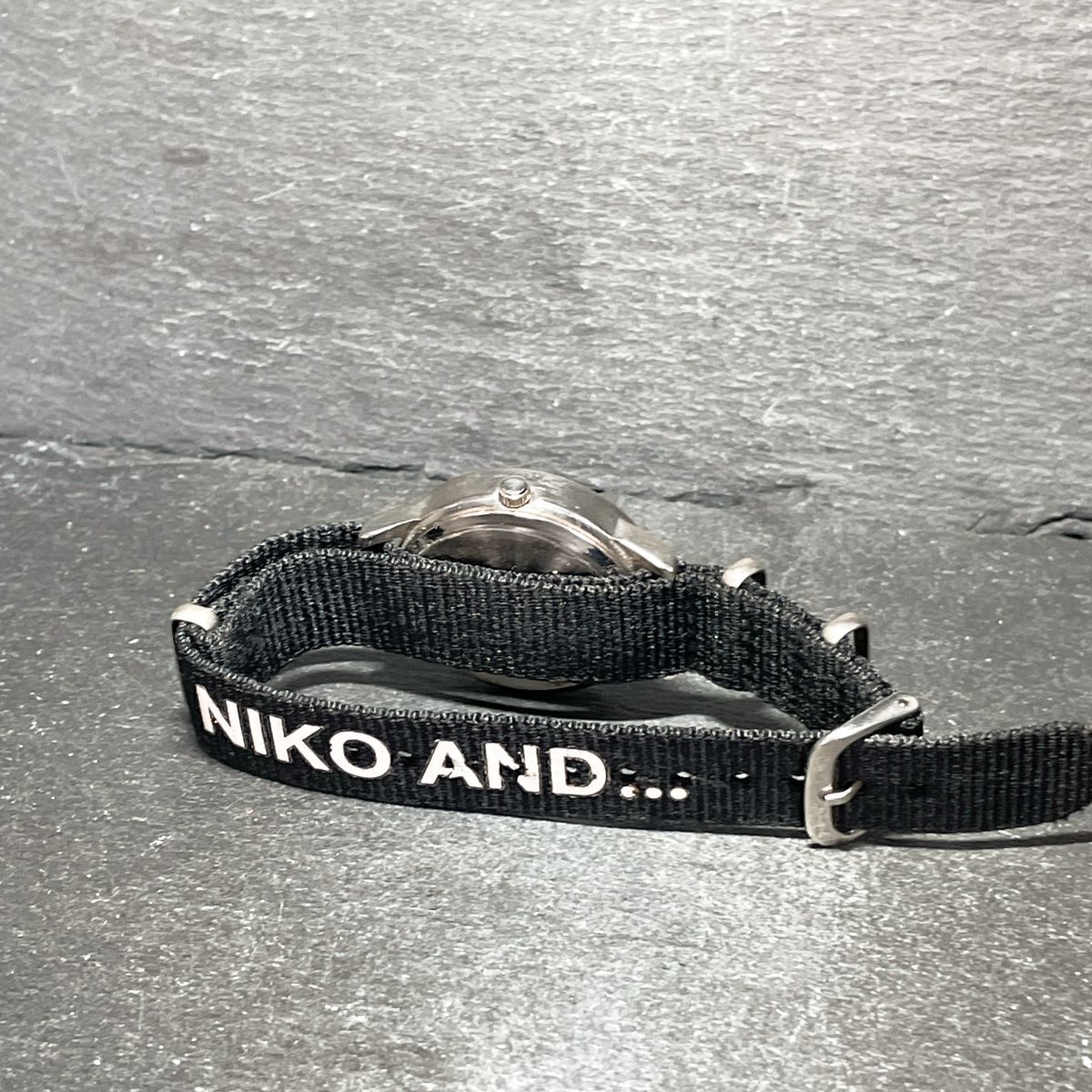 美品 niko and ... ニコアンド 腕時計 アナログ クオーツ 3針 カレンダー ホワイト文字盤 ナイロンベルト 新品電池交換済み 動作確認済み_画像5