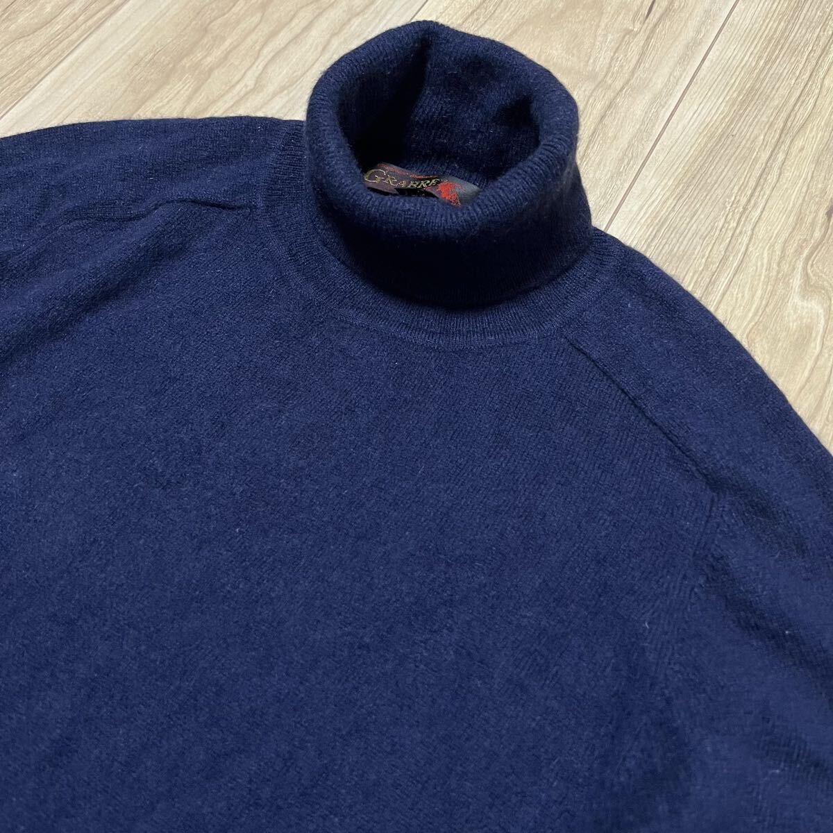 ★カシミア100%★ 高級 GRABRE 長袖 カシミヤ ニット タートルネック セーター 紺色 ネイビー メンズ サイズM 美品 R-8340_画像2