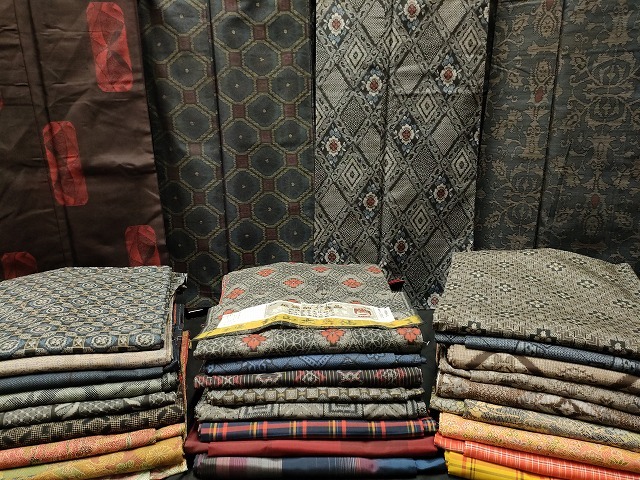 平和屋本店■1円 大島紬 まとめて 30点 花柄 割り込み絣 地空 泥染め 波梅織物謹製 証紙付き 着用可能多数 未使用品あり 全て正絹 ppp3071_画像1