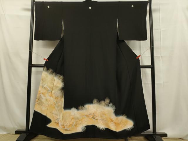 平和屋着物■豪華黒留袖　刺繍　松文　暈し染め　金銀彩　正絹　逸品　DAAS5528we_画像1