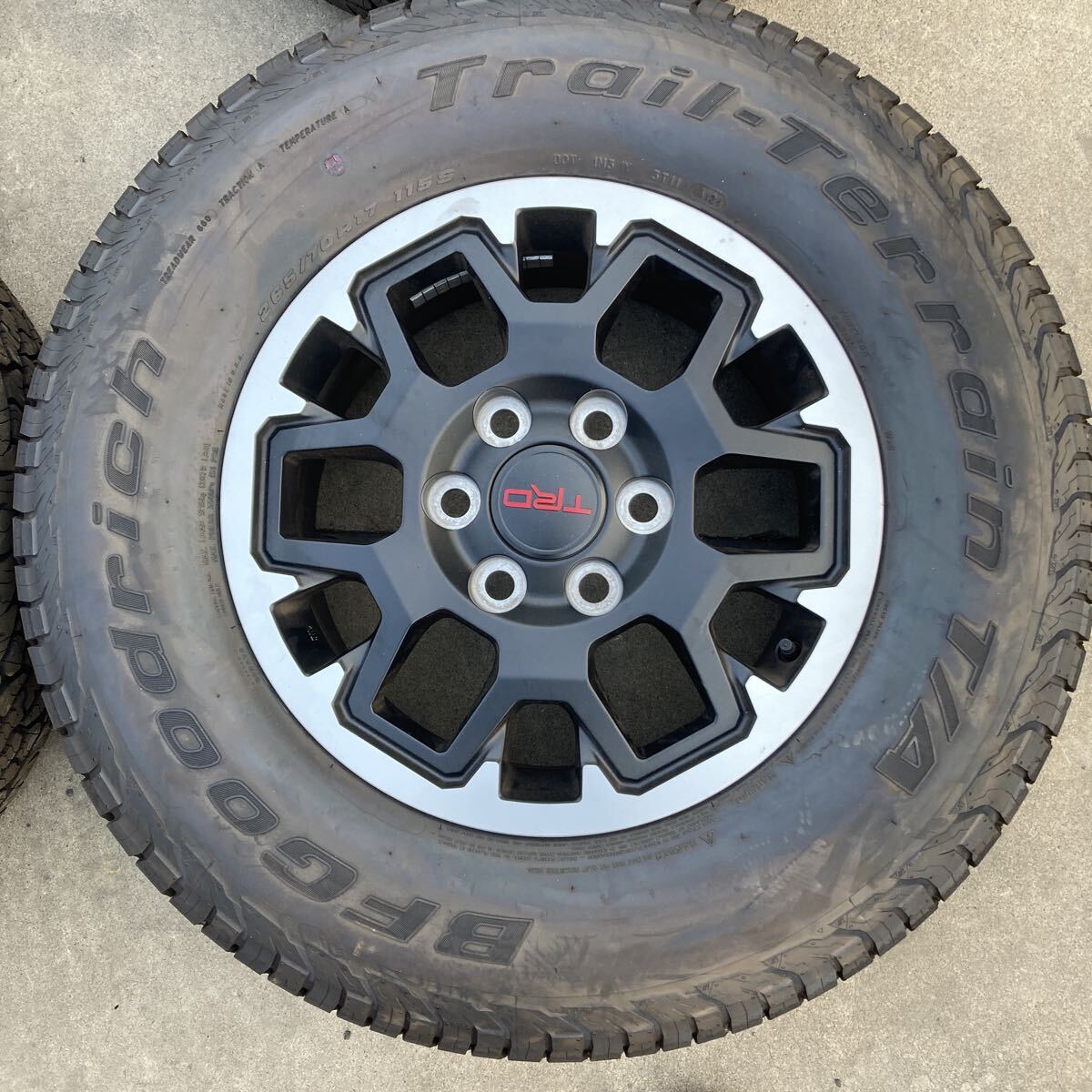 新型タコマ　純正　タイヤ　ホイール　新車外し　265/70Ｒ17　TRD　オフロード　Toyota Tacoma　2024モデル_画像2
