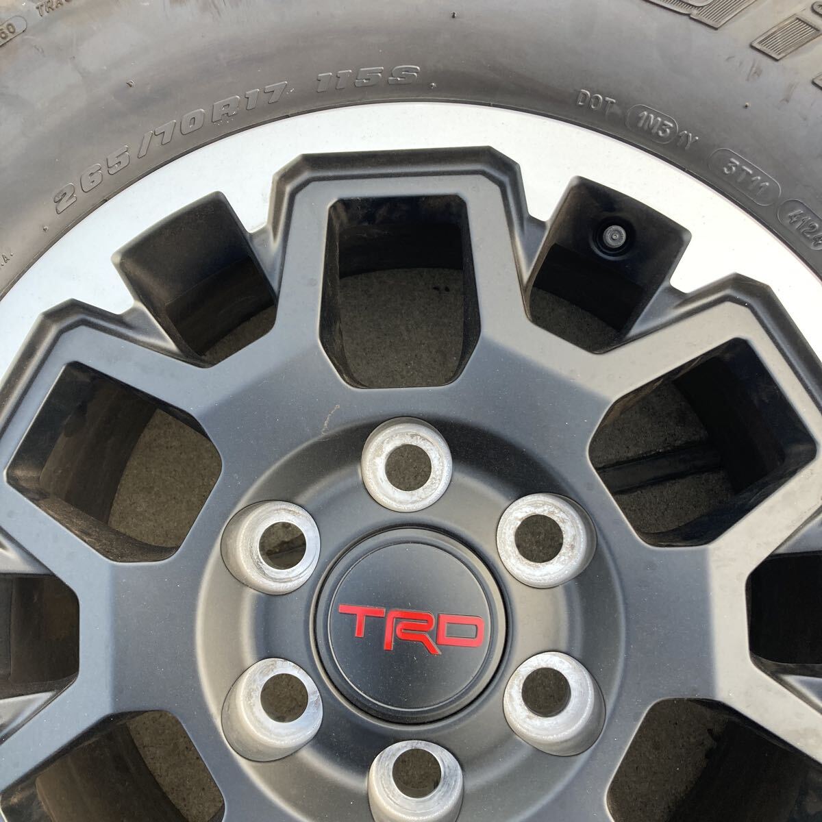 新型タコマ　純正　タイヤ　ホイール　新車外し　265/70Ｒ17　TRD　オフロード　Toyota Tacoma　2024モデル_画像3