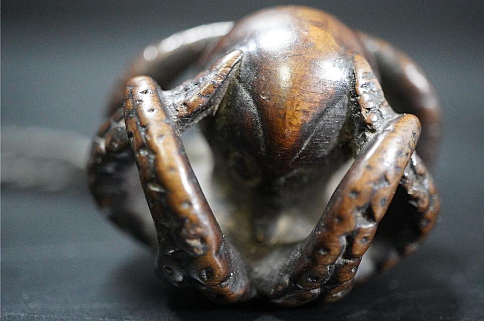 D5824-1 старый netsuke дерево гравюра [. входить дорога ] netsuke . предмет 