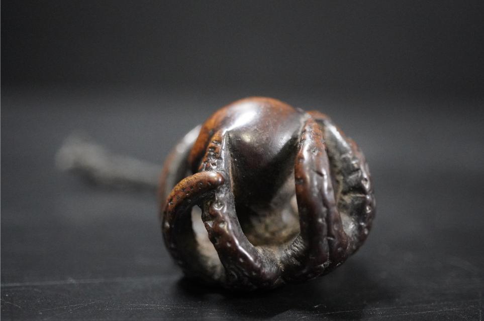 D5824-1 старый netsuke дерево гравюра [. входить дорога ] netsuke . предмет 