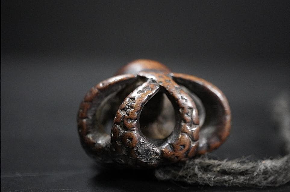 D5824-1 старый netsuke дерево гравюра [. входить дорога ] netsuke . предмет 