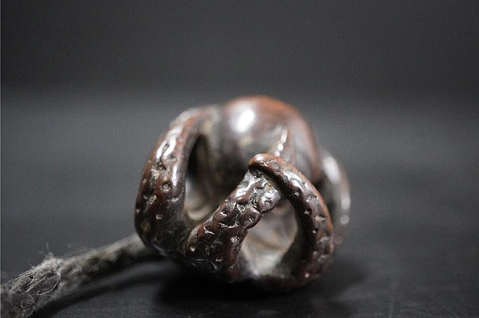 D5824-1 старый netsuke дерево гравюра [. входить дорога ] netsuke . предмет 