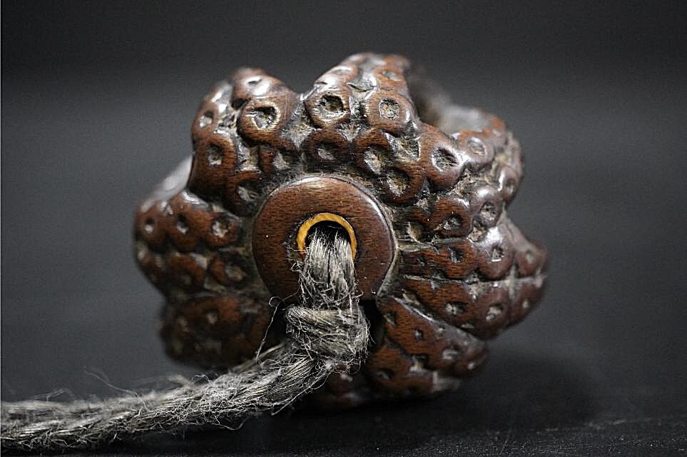 D5824-1 старый netsuke дерево гравюра [. входить дорога ] netsuke . предмет 