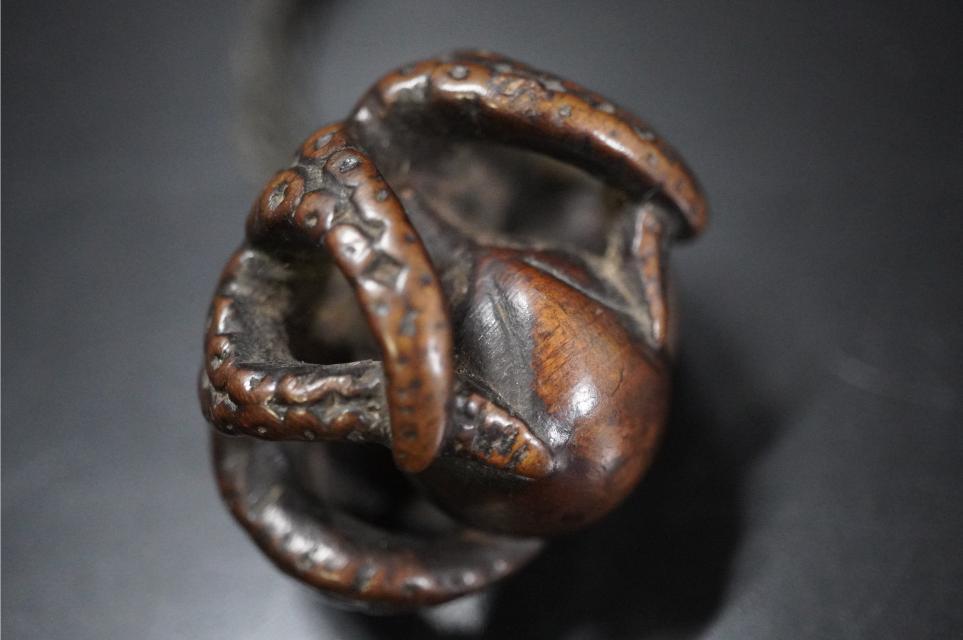 D5824-1 старый netsuke дерево гравюра [. входить дорога ] netsuke . предмет 