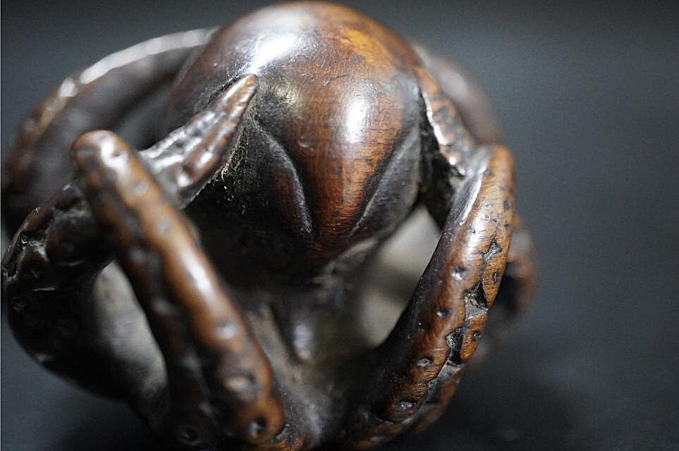 D5824-1 старый netsuke дерево гравюра [. входить дорога ] netsuke . предмет 