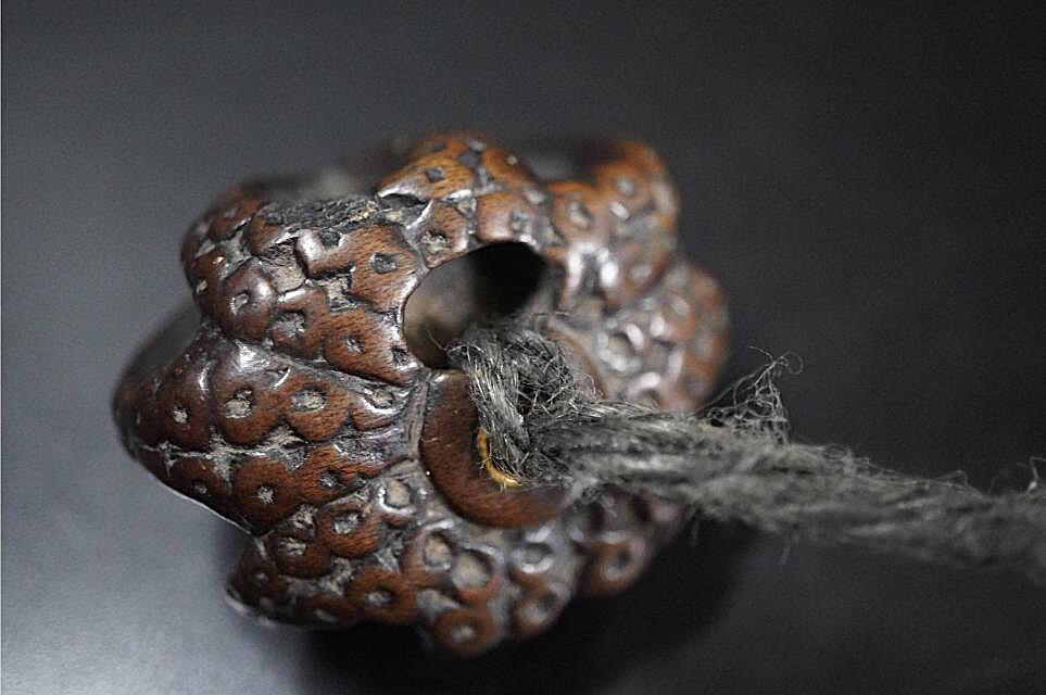 D5824-1 старый netsuke дерево гравюра [. входить дорога ] netsuke . предмет 