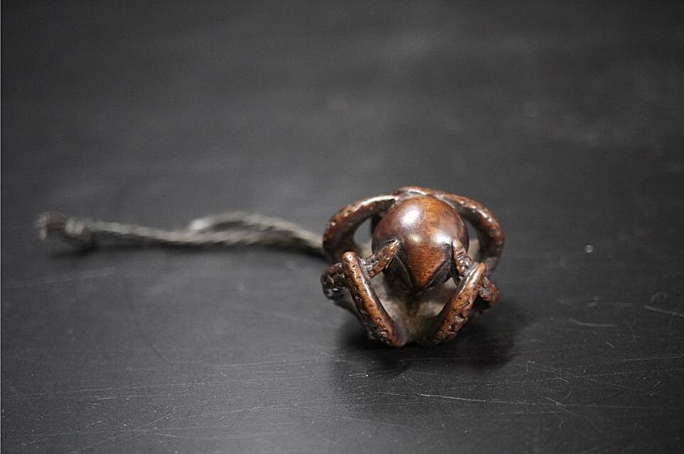 D5824-1 старый netsuke дерево гравюра [. входить дорога ] netsuke . предмет 