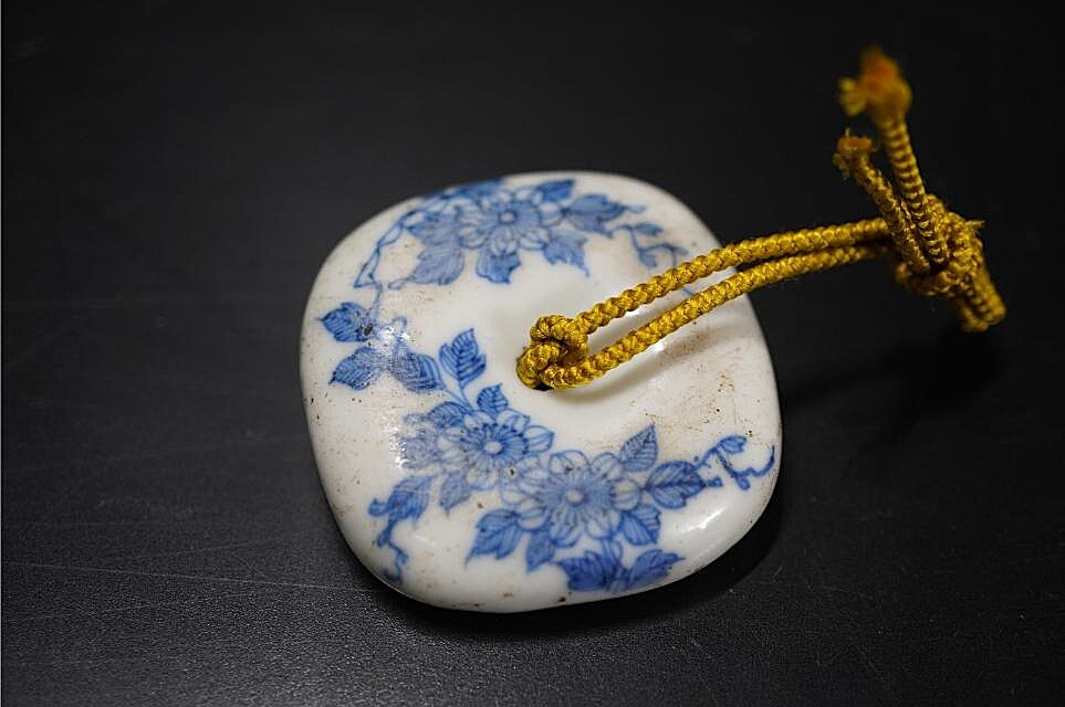 D5824-2 Edo времена . netsuke [ белый фарфор с синим рисунком ветка . документ . угол . голова netsuke ] flat дверь .. предмет 