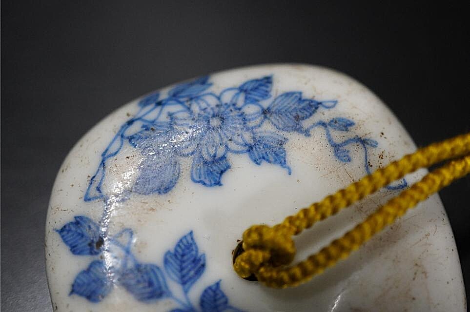 D5824-2 Edo времена . netsuke [ белый фарфор с синим рисунком ветка . документ . угол . голова netsuke ] flat дверь .. предмет 