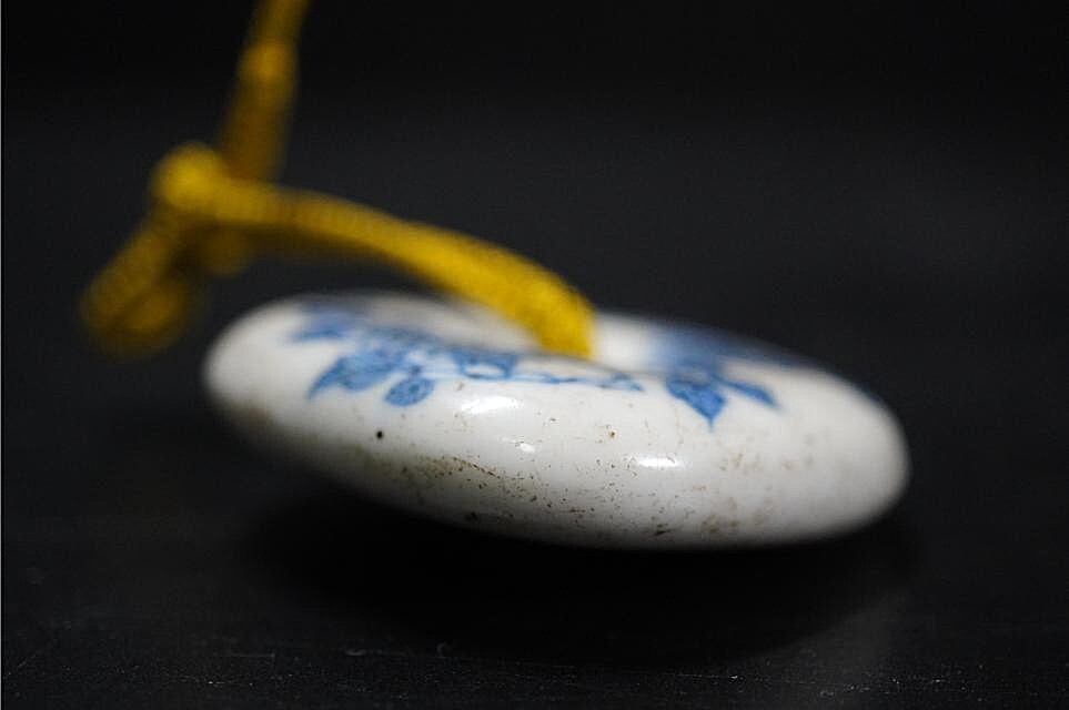 D5824-2 Edo времена . netsuke [ белый фарфор с синим рисунком ветка . документ . угол . голова netsuke ] flat дверь .. предмет 