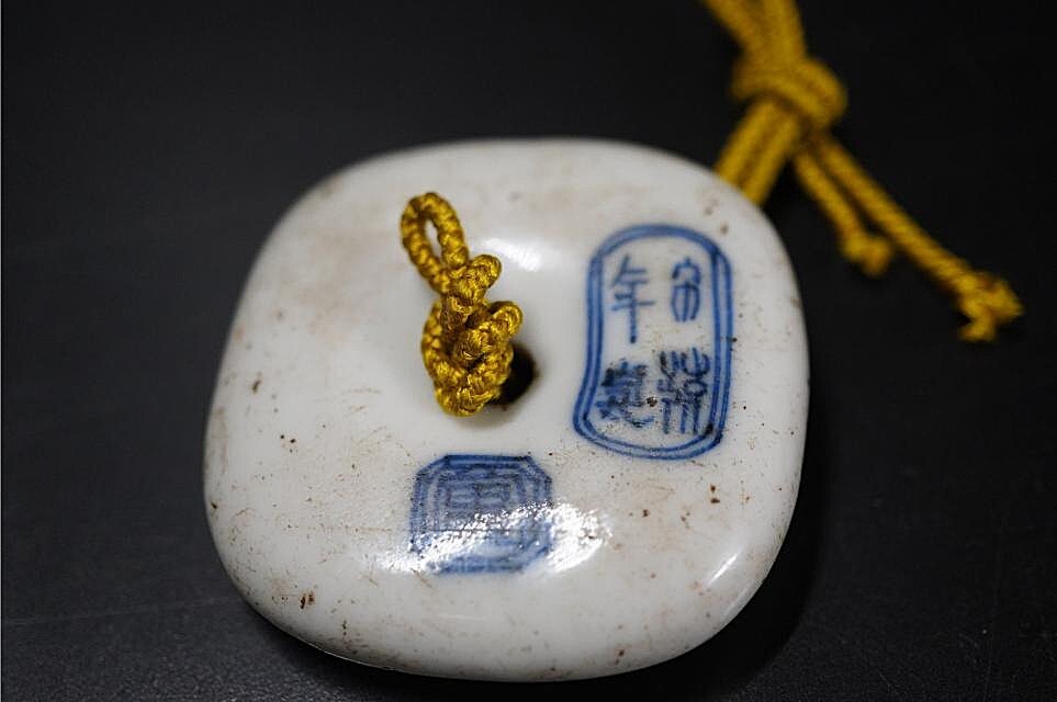 D5824-2 Edo времена . netsuke [ белый фарфор с синим рисунком ветка . документ . угол . голова netsuke ] flat дверь .. предмет 