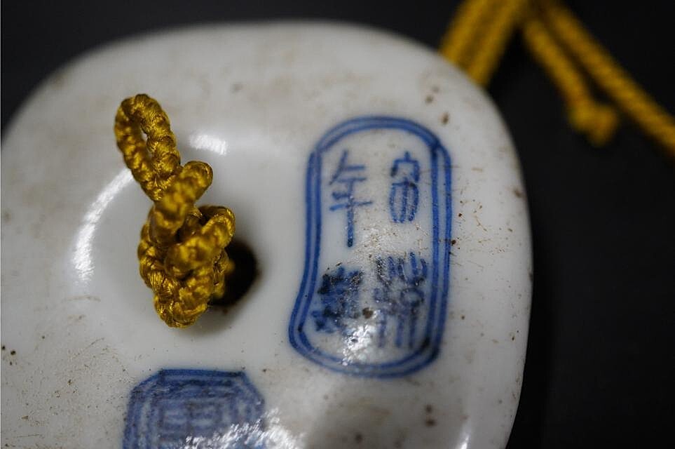 D5824-2 Edo времена . netsuke [ белый фарфор с синим рисунком ветка . документ . угол . голова netsuke ] flat дверь .. предмет 