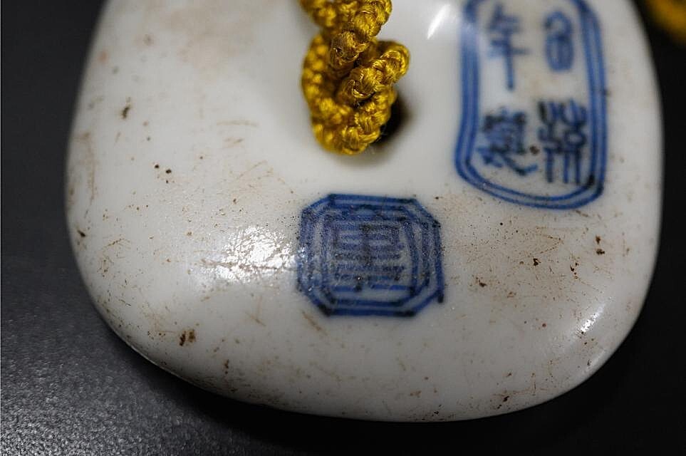 D5824-2 Edo времена . netsuke [ белый фарфор с синим рисунком ветка . документ . угол . голова netsuke ] flat дверь .. предмет 