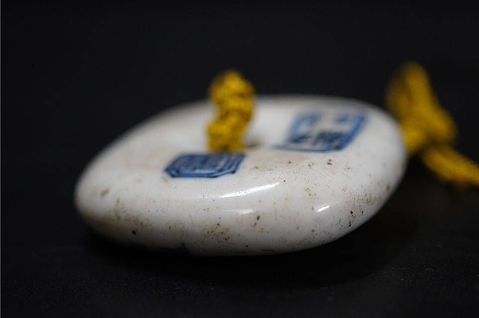 D5824-2 Edo времена . netsuke [ белый фарфор с синим рисунком ветка . документ . угол . голова netsuke ] flat дверь .. предмет 