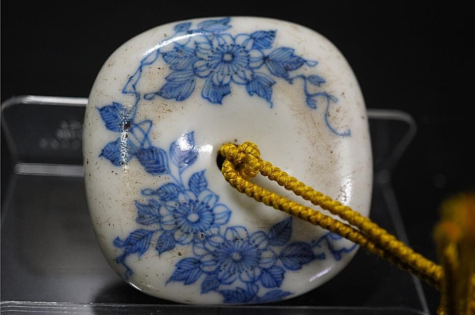 D5824-2 Edo времена . netsuke [ белый фарфор с синим рисунком ветка . документ . угол . голова netsuke ] flat дверь .. предмет 