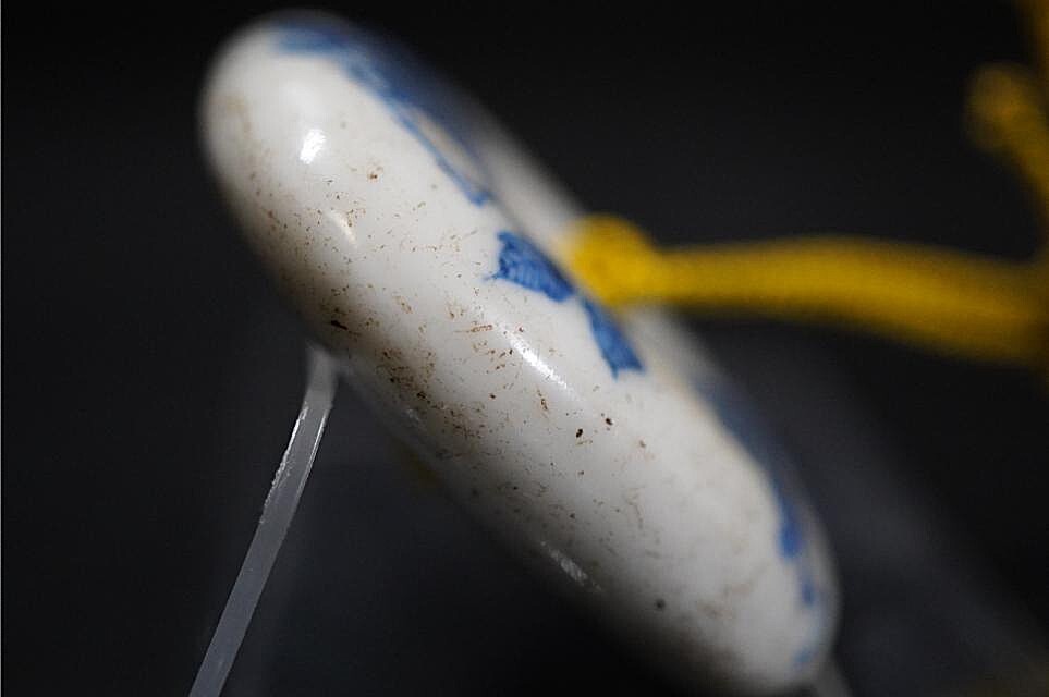 D5824-2 Edo времена . netsuke [ белый фарфор с синим рисунком ветка . документ . угол . голова netsuke ] flat дверь .. предмет 