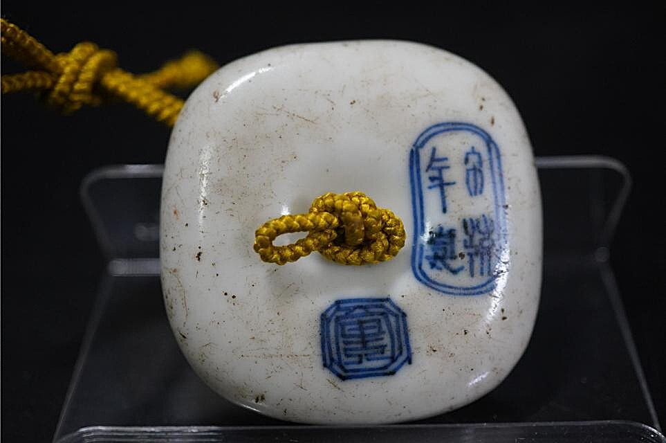 D5824-2 Edo времена . netsuke [ белый фарфор с синим рисунком ветка . документ . угол . голова netsuke ] flat дверь .. предмет 