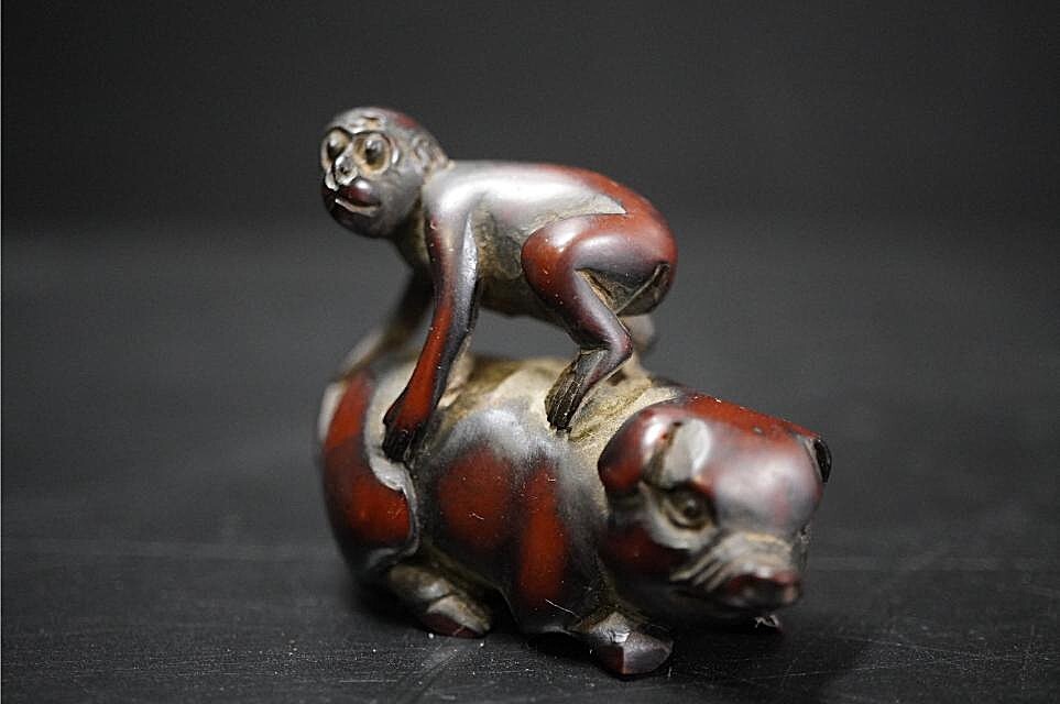 D5841-1 старый netsuke дерево гравюра [ свинья . ездить .] старый netsuke . предмет 